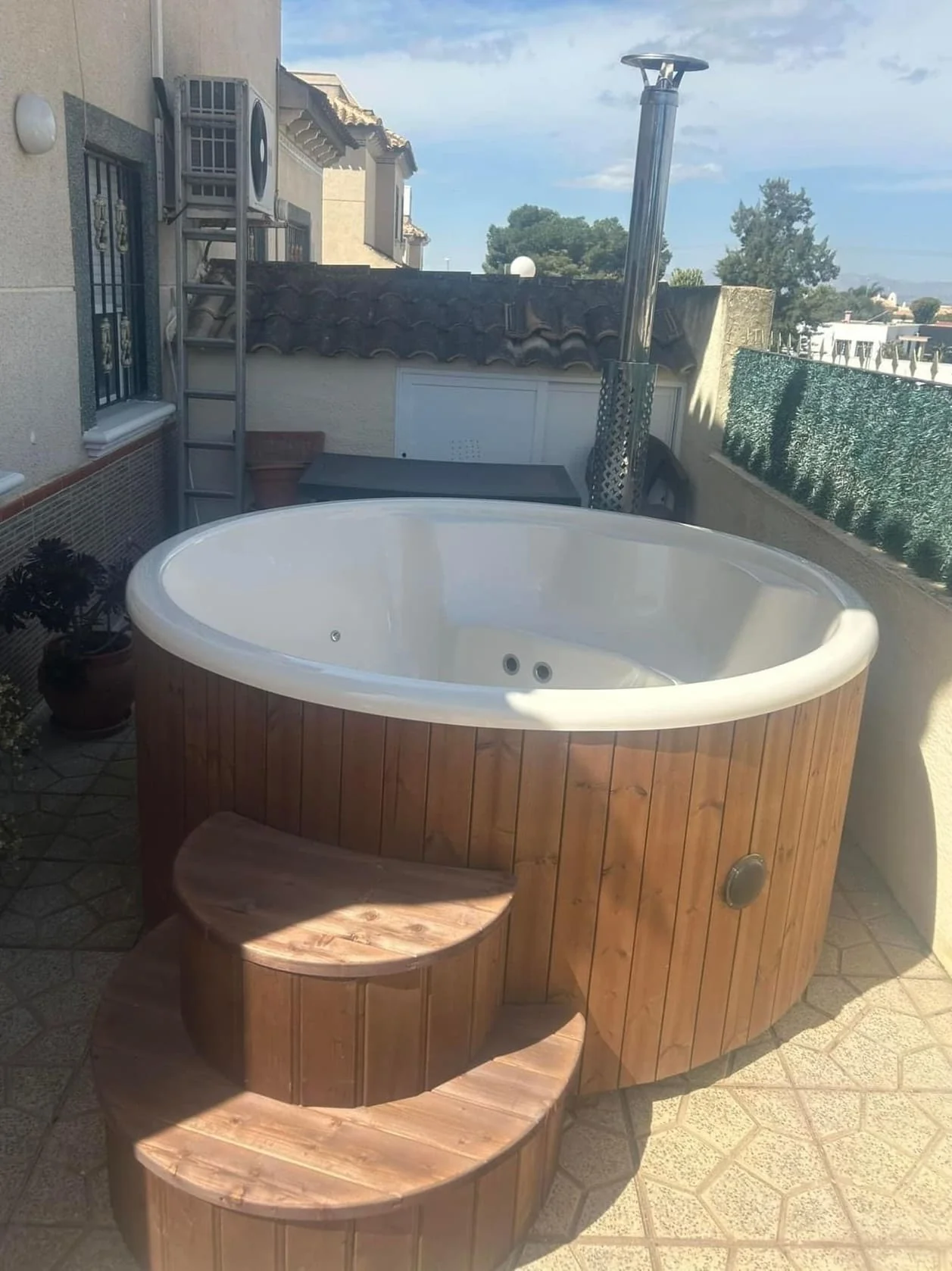 Deluxe Wood Fired 6 Person Hot Tub with Integrated Heater - Image 4
