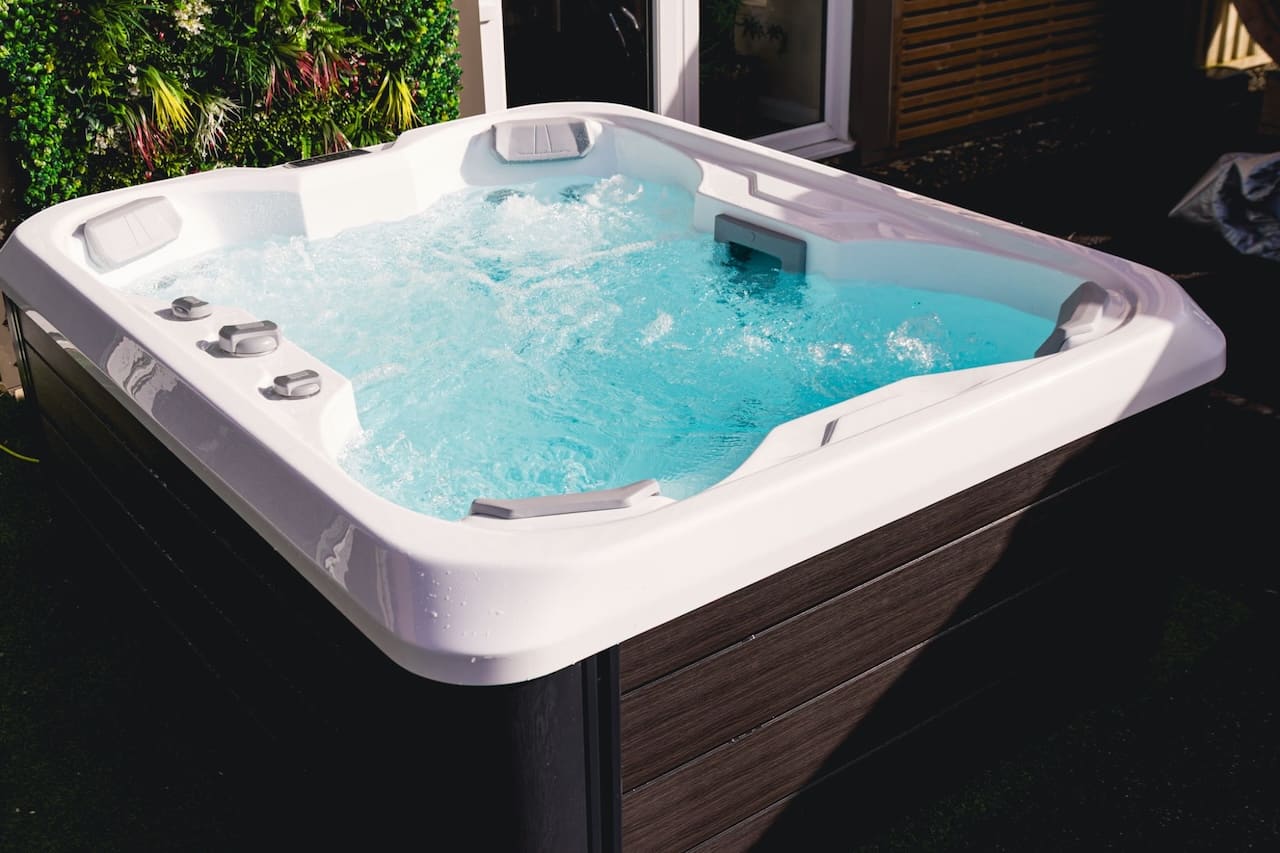 Equinox EQ130 Lite 4 Person Hot Tub 13 Amp - Image 2