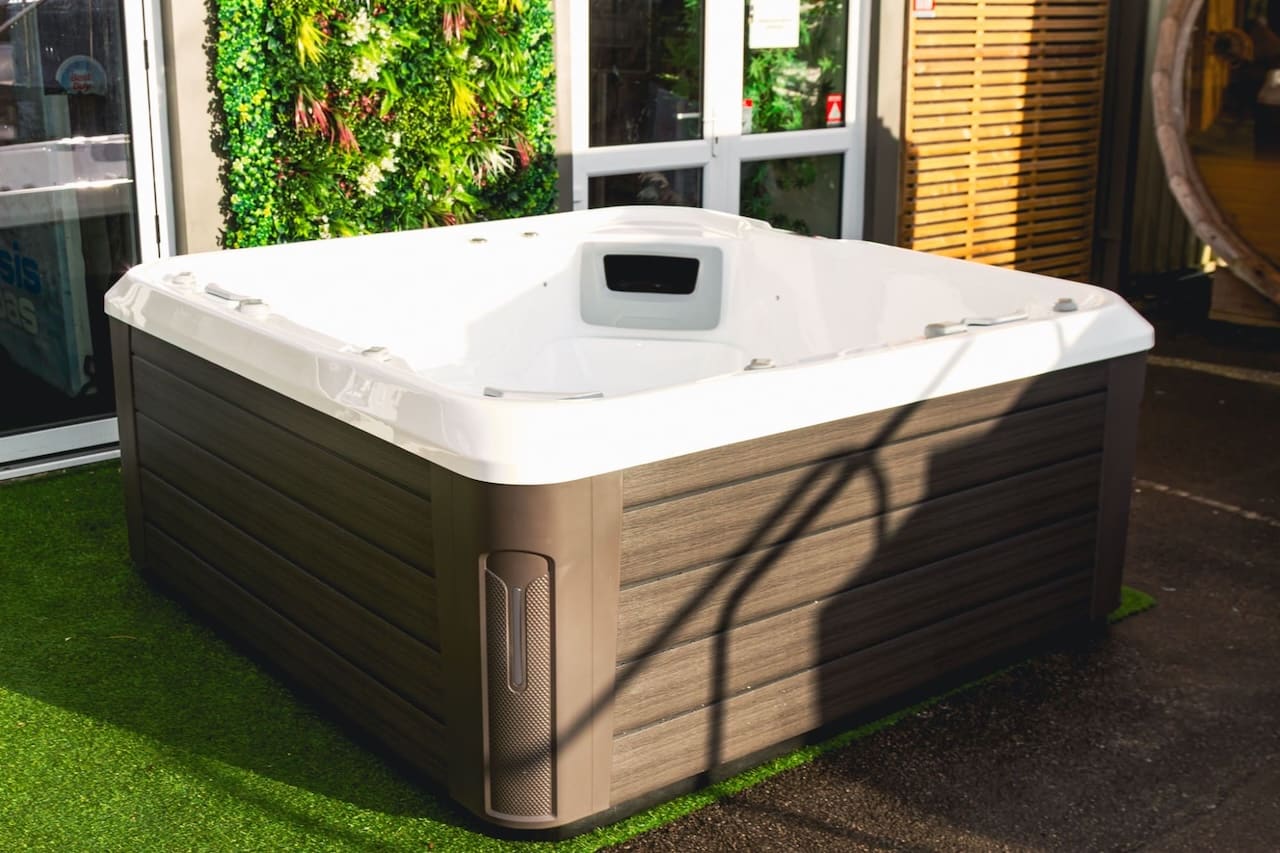 Equinox EQ570 Pro 5 Person Hot Tub 32 Amp - Image 4